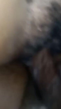 德西流着白浆的青少年阴户被巨大的黑鸡巴性交