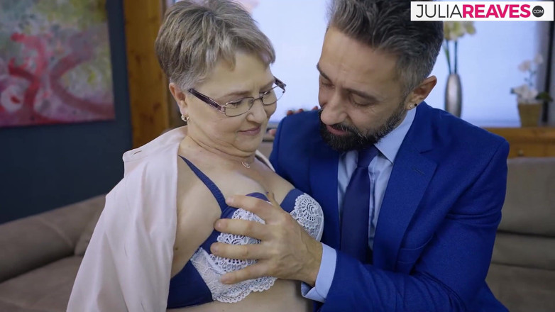 Discover 4K: Mormor har en fitta slickar och knullas sedan till en...