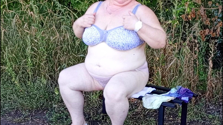 Zona901: Mama vitregă în parc se dezbracă și se masturbează pe o bancă
