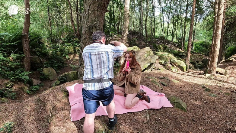 Lily kink: Bts Naughty Foxy MILF najde sexuální hračky v lese