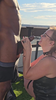 Il marito di un cornuto invita un grande cazzo nero a scopare sua moglie davanti ai suoi occhi.