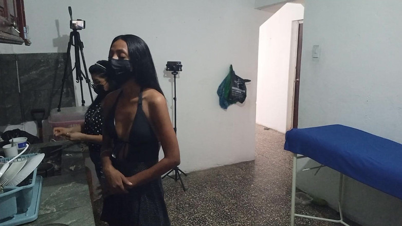 NEGRITA SEXY: Eu estava visitando meu vizinho e então o homem que...