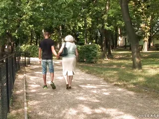 La chatte poilue de mamie se fait défoncer par un jeune mec