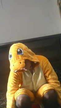 Renee Sakuya trong bộ đồ Charizard khiêu vũ, phim im lặng