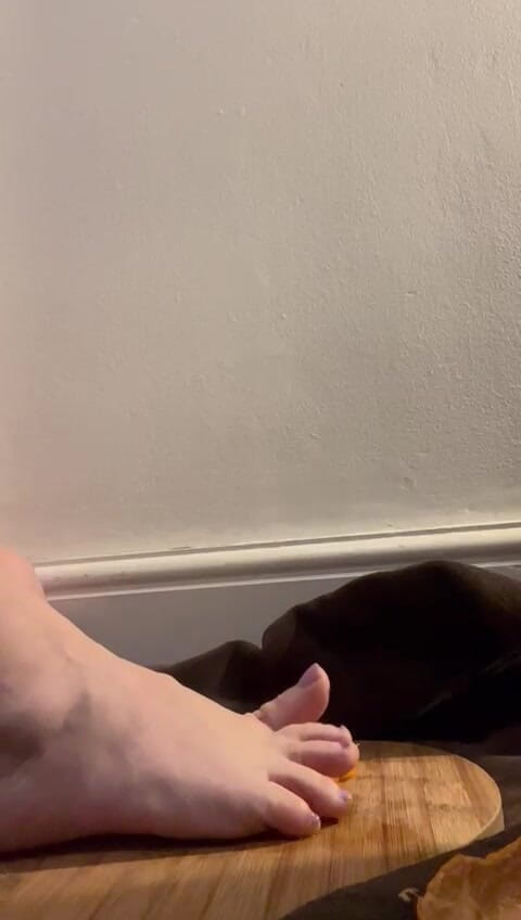 MeandMrs: Nackte füße zermalmen und orange