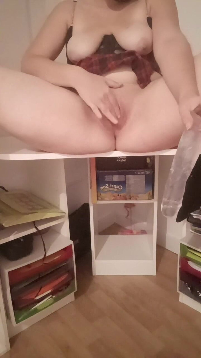 Rose Fleurs: 我用手指在我的阴户里用 25 厘米的假阳具抚摸自己