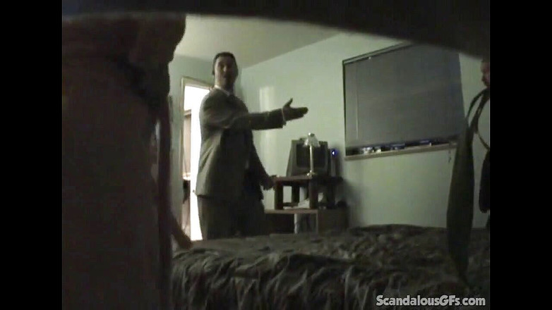 Scandalous GFs: Olgun orta yaşlı seksi kadın sahte göğüslerini gösteriyor ve tesisatçının...