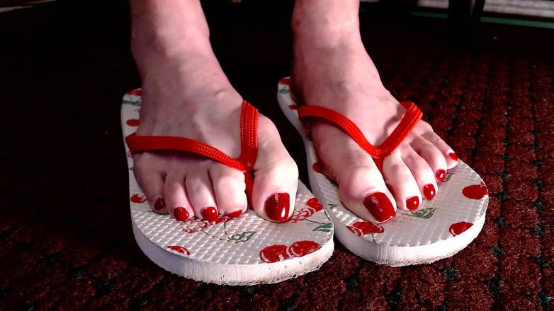 Abby Anna: Unghie dei piedi rosse flop flop piedi maturi