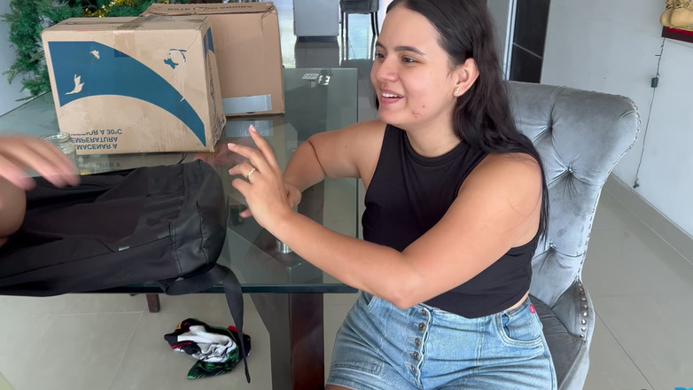 Pronoia Mey: 어린 소녀가 집에 도착하기를 기다리고 있고, 그는 세 배로 굵은 성기를 가지고 도착한다