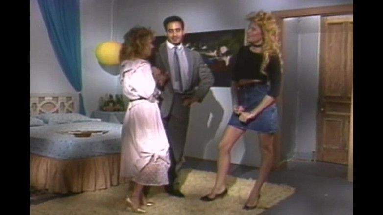 Vintage megastore: Sexy MILF s chlupatou kundičkou hladová po sexu a obrovskými...