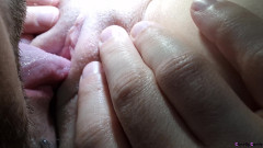 CloseUpCandy: 舔舐娇小的年轻阴户直到颤抖喷出高潮 - asmr的极端特写