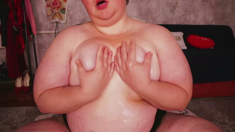 AssGives: Une BBW aux seins huilé se fait fesser
