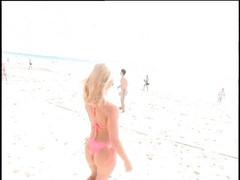 Lucky Cooch: La bellezza bionda ama scoprire nuovi posti