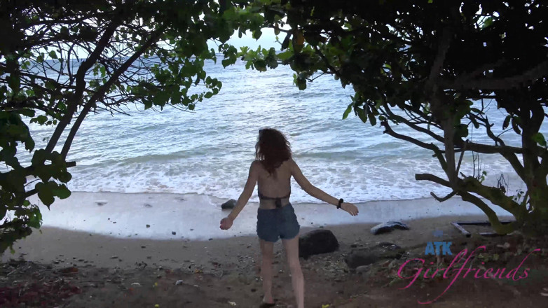 ATK Fans (Girlfriends): Vacaciones virtuales en Molokai con Emma Evins 4/5