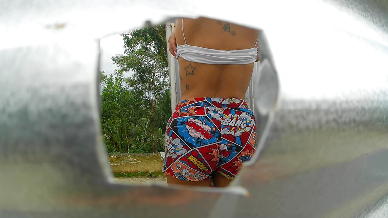 irina69star: Жінка знята в кабінці на відкритому повітрі (дупа)