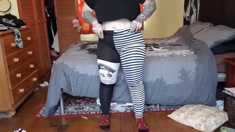 Tattooed Milfy Mama: PAWG streching och kommer i leggings