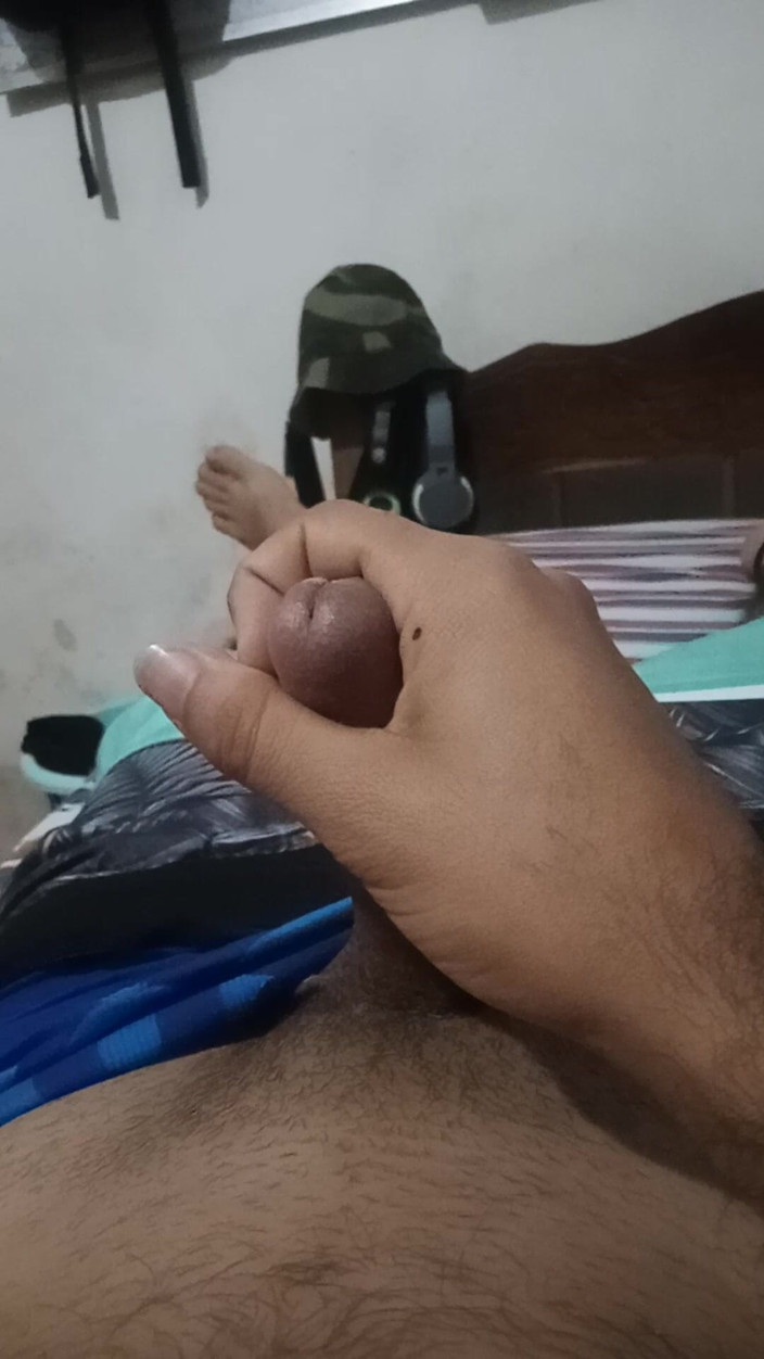 Cute boy jerks off: 18 anos toca no pênis enquanto seus vizinhos estão do...