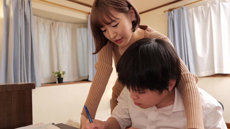 Strix: Perdendo a virgindade que começa com um beijo erótico de...