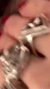 亲爱的甜美继母在一个放荡的房子里