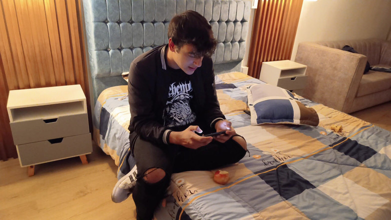 Rioc69: 我的朋友邀请我玩电子游戏，他的继母勾引我，我在三人行中操她