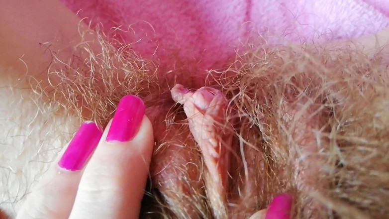 Cuteblonde666: Hairy bush play