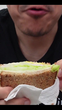 Goedemorgen Asmr sperma etende sandwich