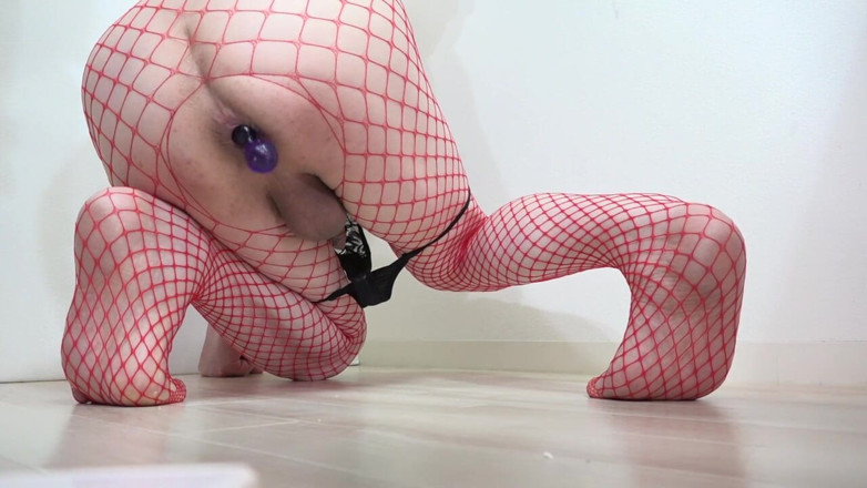 Magnum-dildo: Sissy in red fishnet