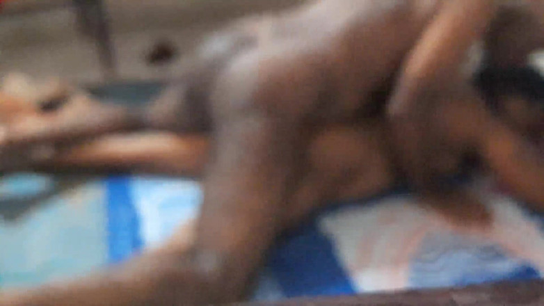 Desi palace: Сексуальная горячая индийская тетя сосет член своего мужчины и трахается все виды секса