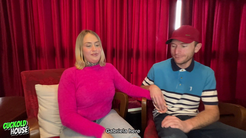 CuckoldHouse: 既婚女性が3人の男性と乱交に参加し、寝取られた夫がすべてを見ている