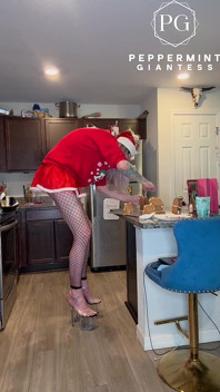73 Giantess în tocuri de 8 inci decorează un sat turtă dulce