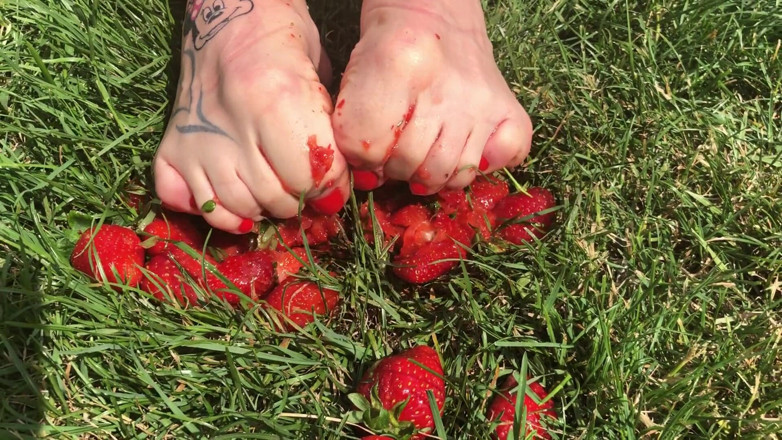 Euro Models: Pies aplastando fresas de cerca