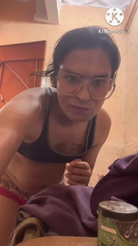 Me estoy quitando el vestido y me estoy duchando sucio.