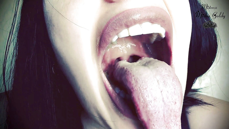 Goddess Misha Goldy: Мої губи - це двері в пекло для крихітних людей!