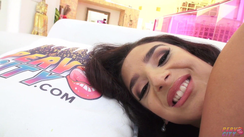 Perv City: Hot MILF Sheena Ryder solo masturbation