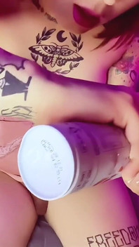 La chica trans Emma Ink chupa la polla de un extraño en su habitación