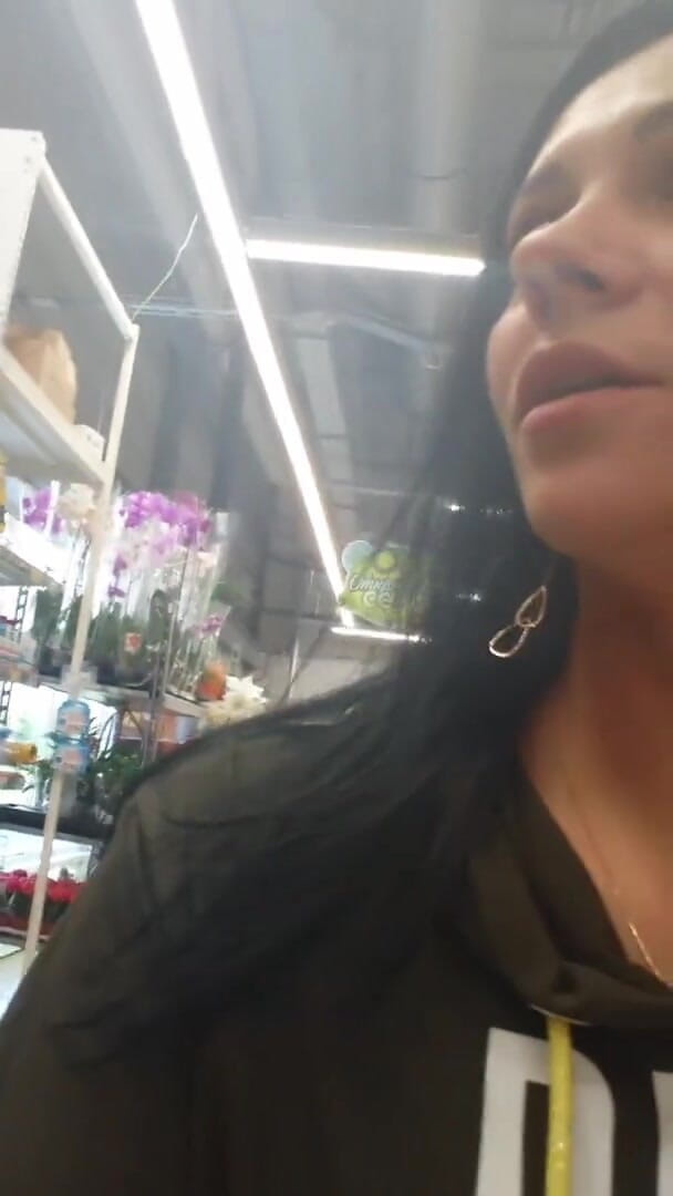 KristinaSlut: Afeitado coño en el baño de la tienda