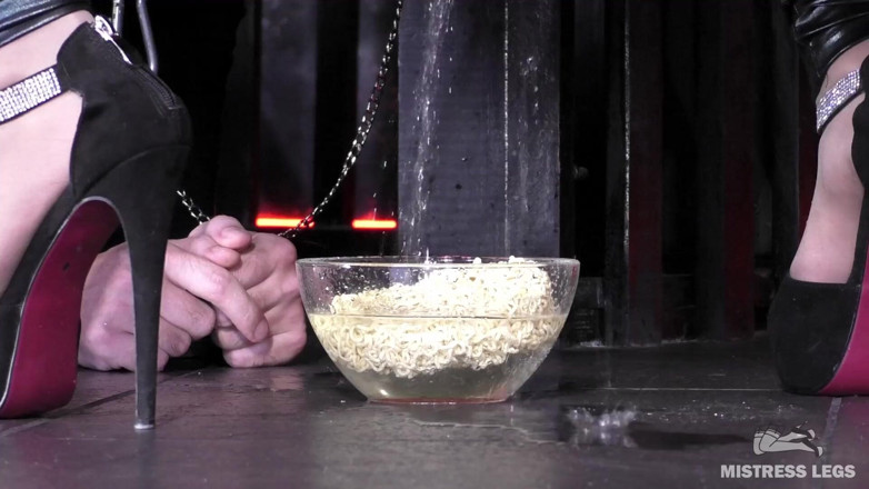 Mistress Legs: Diner voor slaaf: instant noedels gedrenkt met gouden nectar en...