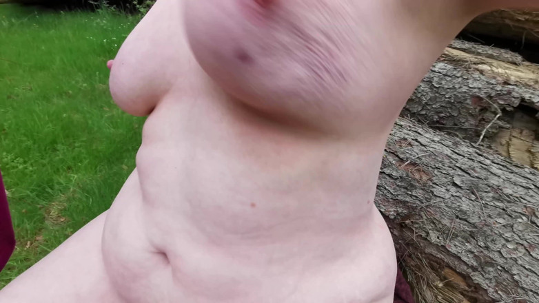 Bouncy Tits Action: 숲에서 벌거벗은 돼지를 때리기