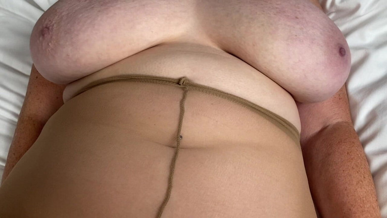 Mr MF: Mme les pieds matures avec ses vieux collants bronzés