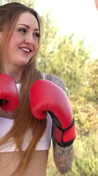 Boxerița înfricoșată Kendra Cole are parte de distrugerea pizdei ei iubite de războinic