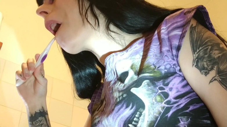 Beth Kinky: Zahnbürsten nach einem guten blowjob