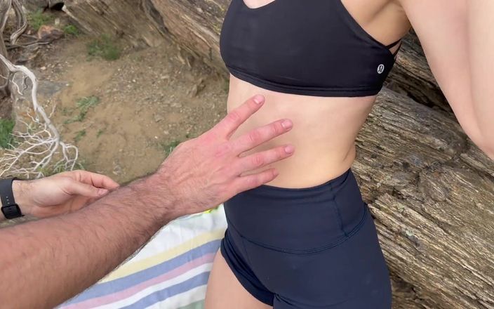 Serenity Cox: Dupla gozada interna do marido e seu amigo enquanto caminha...