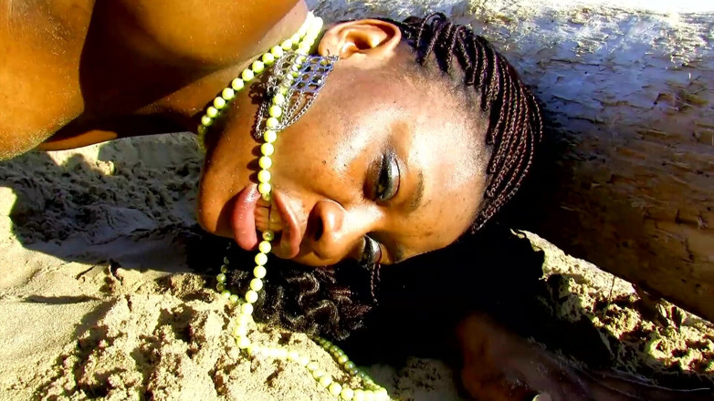 Black Sinner: Pelacur hitam yang menakjubkan mengongkek gaya doggy di pantai oleh...