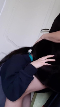 Ma copine n’a même pas eu le temps de se déshabiller après son voyage d’affaires, quand je suis immédiatement tombé à genoux devant elle