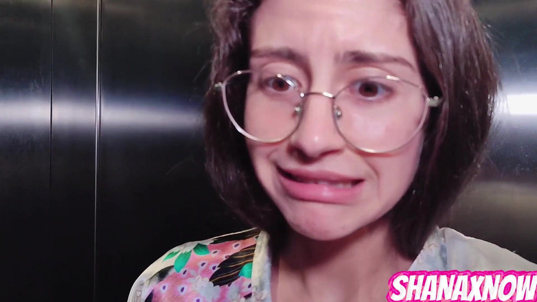 Shanaxnow: Camminando nuda nel mio edificio così rischioso