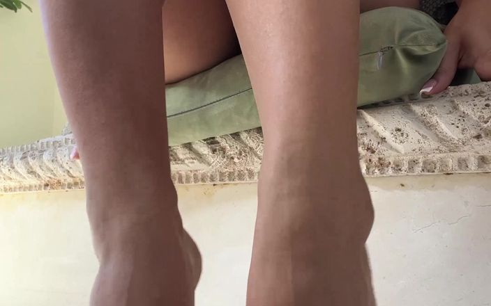 Daily Smoke: Luna Luxes sexy beine und hübsche Füße mit weißer Nailpolish