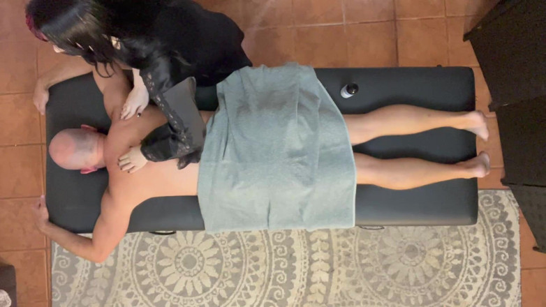 Island Boy Vids: Ditria Rose castiga a un cliente de masaje pervertido