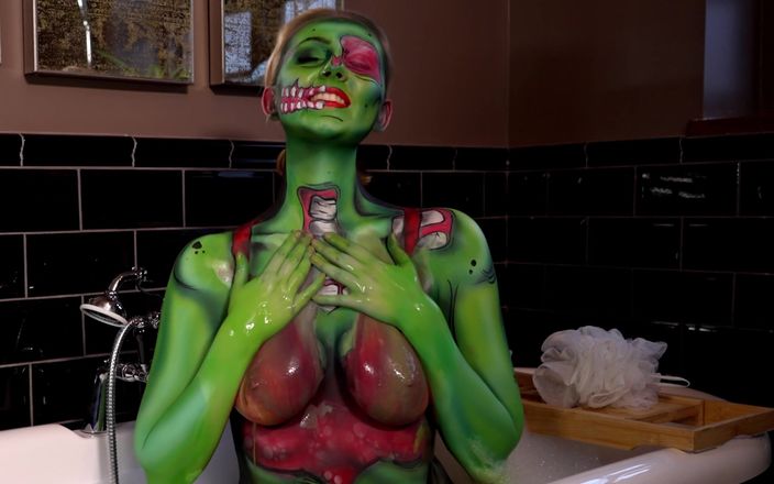Em Yang: Zombie bodypaint tắm rửa sạch