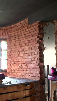 Покірний раб ходить, як собака на повідку, і отримує шмагання