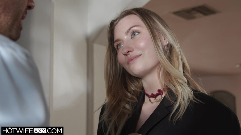 HotwifeXXX: Emma Sirus ofiste akıllıca seçiyor